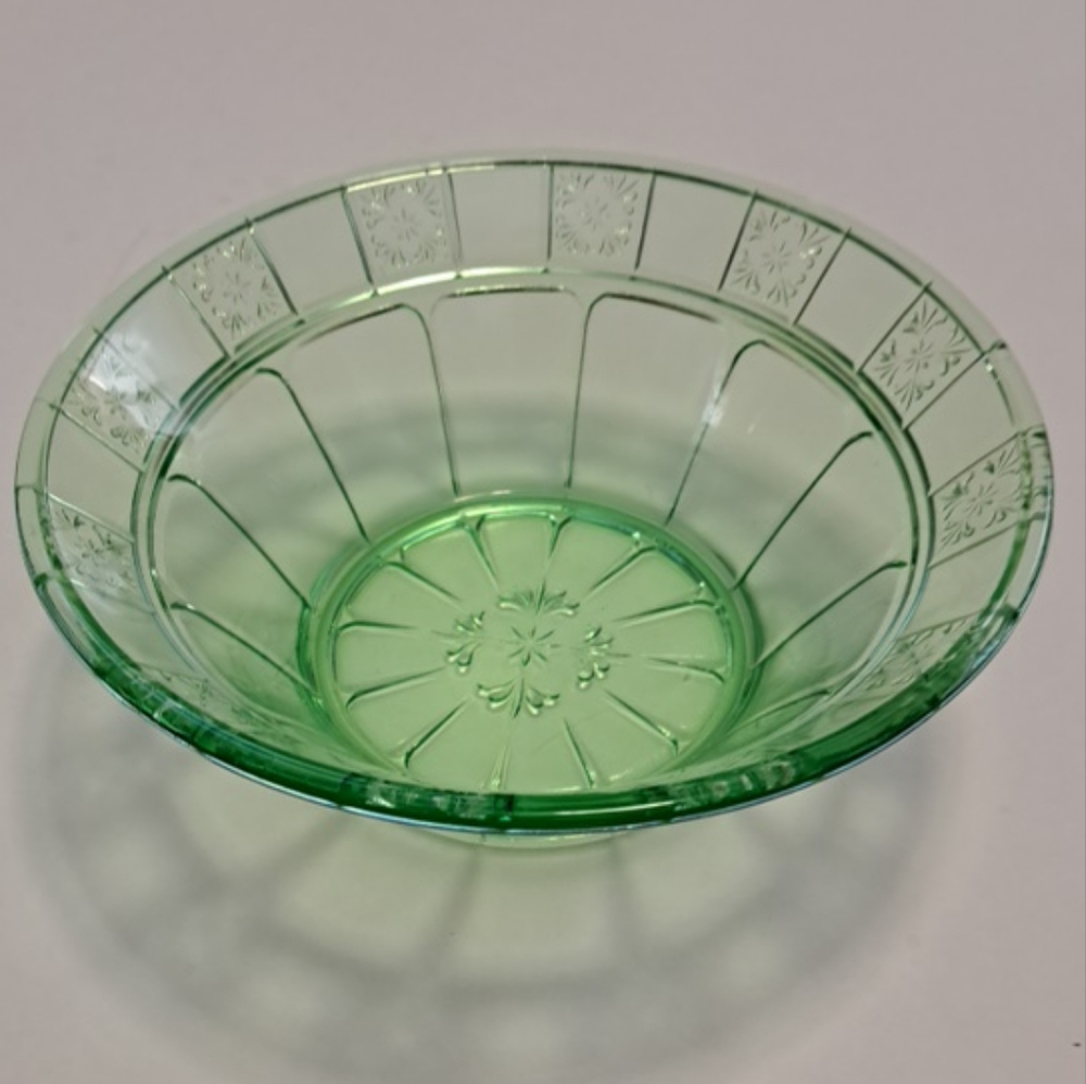 Green uranium glass bowl 8" x 3"